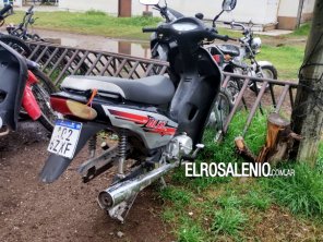 Le roban la rueda de la moto estacionada frente a la ventana de una comisaría