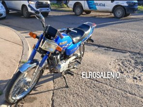Choque entre moto y auto en el boulevard