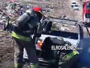 Se incendió un auto dentro del basural municipal