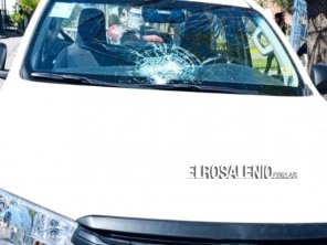 Agredieron al personal de ABSA: arrojaron una baldosa contra el parabrisas de la camioneta