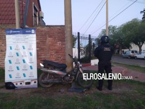 Dos menores a bordo de una moto robada, chocaron cuando huían de la Policía