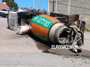  Volcó un camión en Uriburu y Jujuy: el conductor debió ser rescatado por bomberos