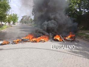 Cansados de desbordes cloacales, cortaron calle con quema de neumáticos