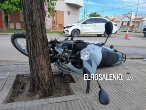 Una moto chocó a un auto y después un árbol en Pellegrini y Pueyrredón