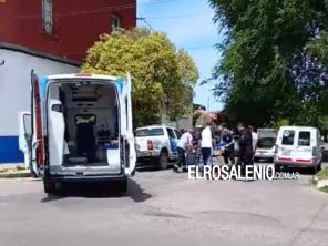 Chocaron un remis y una moto en Alberdi y Paso