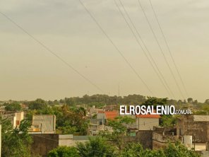 La ciudad y la región cubiertas por una gran nube de polvo