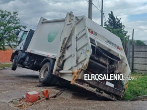 Un camión recolector del Municipio hundió el hormigón y cayó en un pozo cloacal