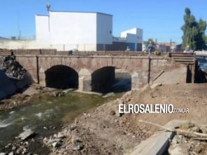 Asisten en un hospital a una niña de 6 años que cayó de un puente 