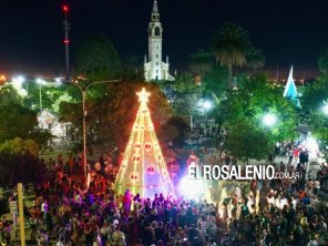 Se encendió el árbol navideño en la Plaza Belgrano