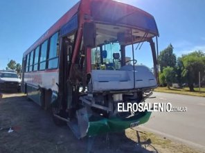  Fuerte choque entre un camión y un colectivo: el acoplado terminó volcado