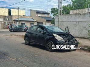 Fuerte choque entre dos autos en la esquina de Luiggi y Estrada