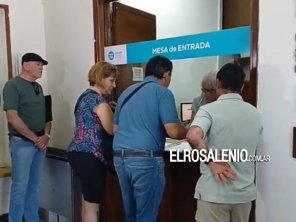 Entregaron cerca de 5.000 firmas al intendente por reclamos de agua y cloacas