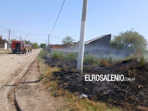 Vecinos de Barrio Laura denuncian que un sujeto en bicicleta prende fuego pastos y huye