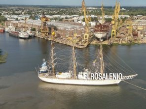La Fragata Libertad se instaló en el puerto de La Plata para tareas de mantenimiento
