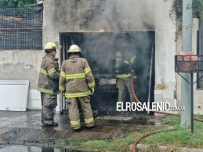 Se incendió un auto dentro del garaje de una vivienda