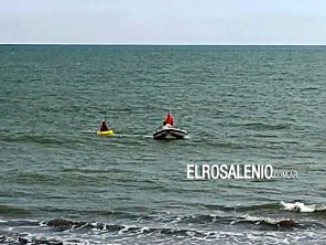 Guardavidas de Pehuen Co rescataron a un kayakista que estaba a la deriva