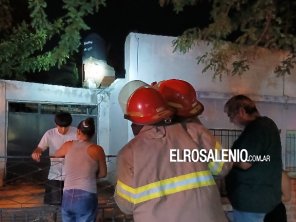 Vecinos advirtieron fuego en el techo de una casa y llamaron a bomberos voluntarios