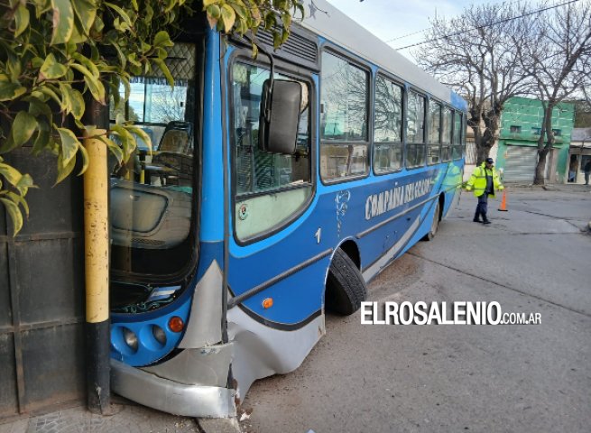 Colectivo sufrió un desperfecto mecánico y chocó contra un semáforo