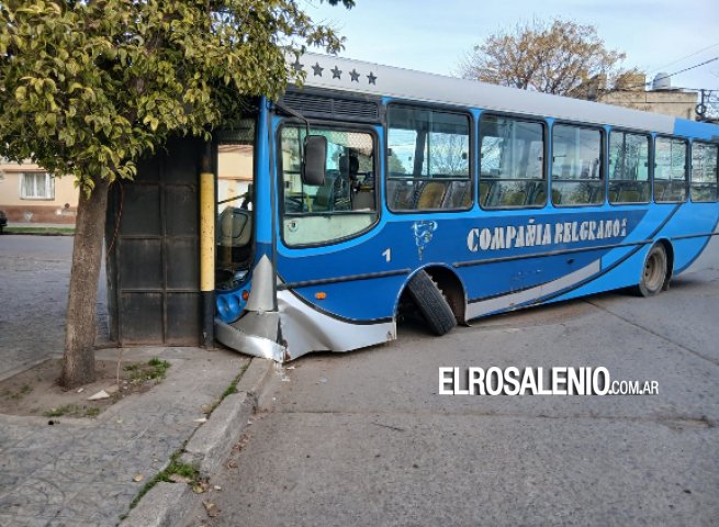 Colectivo sufrió un desperfecto mecánico y chocó contra un semáforo