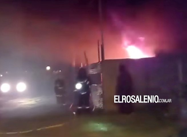 Un incendio dejó pérdidas totales en una vivienda de Nueva Bahía Blanca