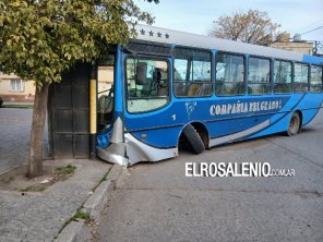 Colectivo sufrió un desperfecto mecánico y chocó contra un semáforo